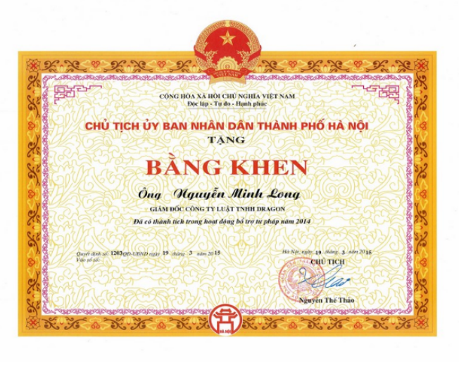 Chairman of Hanoi People's Committee award Merit Certificate to Lawyer Nguyen Minh Long - Director of Dragon Law for its achievements for judicial support in 2014